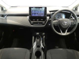 運転席・助手席を入れたインストルメントパネル全体画像です。