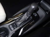 『電気式のパーキングブレーキ』になります。指一本で補助ブレーキのON.OFFが可能です。