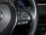ステアリングスイッチ付きで、運転中に視線を前に向けたまま操作できます。
