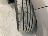 安全に走行するためには空気圧の確認をはじめ溝の深さ、ひび割れの等の点検が必要です。点検時に交換が必要と判断した場合は交換いたします。