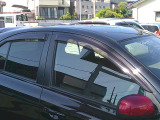 車内換気に役立つ、プラスチックバイザーを装着しています♪