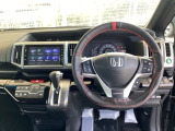 インパネシフトで前席まわりにゆとりが生まれ、乗り降りや車内移動がスムーズ。サイドブレーキは踏むだけで操作できるフットタイプで、扱いやすい仕様です。