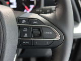アダプティブクルーズコントロール機能付きです。走行中に先行車の様子を検知しながら、設定した車速の範囲内で先行車との距離のキープを支援します。詳細は販売店スタッフまでおたずねください。