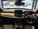 ステアリングを握ればJeepワールドが広がります。
