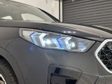 アダプティブLEDヘッドライトはステアリングを切った方向を照らします。