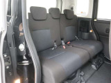 背の高いお車ですので、2列目シートも窮屈感無くお乗り頂けますよ♪