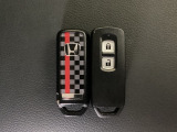 スマートキーを装備しています。鍵を差し込むことなくドアロックの開け閉めと、スタートボタン操作でのエンジンスタートができます。スペアキーも同じものを用意しております。