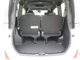 3列目シートは跳ね上げ式で折りたたみ可能です。キャンプ用品など大きな荷物もばっちり収納可能です!