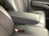 【アームレスト】運転時の疲労軽減にもなるアームレストがついています!