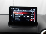 ハンドル操作をアシストすることにより車線からの逸脱回避を支援します。