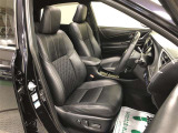 ホールド感のあるシートで、運転中もドライバーをしっかりと支えてくれます。パット部にソフト材を採用し、フィット感も向上しています。