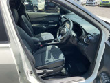 シートポジションも高く、運転しやすいです。シートリフター付きです。
