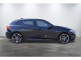 コンパクトなハッチバックながら、ロングノーズ・ショートオーバーハングのBMWらしい伝統的なスタンスを継承しています。