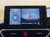 真上から見下ろしたような視点で車とその周囲を確認出来る画面と、車両後方を映し出すバックモニター画面の2つを表示してくれます。
