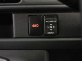 充電用USB端子付き。スマートフォンなどの充電に便利です。
