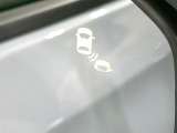 【ブラインドスポットモニター】走行中、ドアミラーの死角になりやすい箇所に後続車が接近するとサイドミラーのレンズに警告を表示!ドライバーに注意喚起をしてくれます。