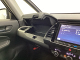 助手席アッパーボックスは、小物類をサッとしまえる便利な収納。車内をすっきり保つのに役立つ実用的なスペースです。