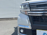 【LEDヘッドライト】悪天候や夜間走行時も良好な視界を確保し安心して運転できる高輝度LEDヘッドライトを装備!点灯速度が早く、消費電力も抑えられています。