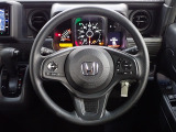 ハンドル左側にはオーディオ操作が出来るオーディオリモートコントロールスイッチ、右側にはHonda SENSINGとオートクルーズコントロールのスイッチを装備!