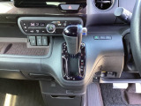 運転席周辺のスマートなレイアウトが、操作のしやすさを実現。快適なドライブをサポートします。