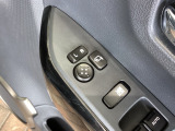 狭い駐車場で便利な電動格納ドアミラーが付いています。