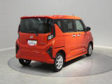 【斜め後方より】 どの角度から見ても清潔感あふれる仕上がりです。社用車として管理されていたため、外装の状態も整っています。冬道の運転もこの4WDなら心強いですね。