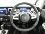 ハンドルの両側に操作ボタンが付いております。運転しながら操作ができるのでとっても便利!
