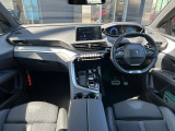 美しく張り詰めた空気感を醸し出すi‐Cockpit!ドライバーが求める情報と操作機能はここに集約されています。