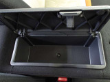 小物の収納に便利なセンターコンソールボックスです。