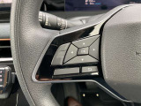 走行中でも、ハンドルから手を離さずオーディオ操作ができるステアリングスイッチ(M/O)