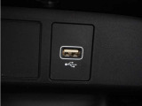 【USBジャック】充電をスマートに。スマートフォンやタブレット、携帯ゲーム機などの充電が可能。