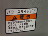 最も気になる室内は、特にこだわってクリーニングしております。マットやシートだけではなく、エアコンの吹き出し口やドアノブの隙間など、様々なブラシや道具を使い分けて、隅々までクリーニングしております。