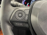 ステアリングスイッチ付きで、運転中に視線を前に向けたまま操作できます。