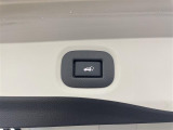 【電動リアゲート】荷物を抱えた状態でもリアゲートの開閉が可能です!お買い物時やアウトドアの際に役立ちますね。