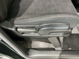 シートハイトアジャスターが付いているので運転姿勢を調整するのに便利ですね。身長に合ったシートポジションは安全運転や疲労軽減にもつながります。