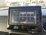 カーナビ付きです。カーナビの機能や保証につきましては、担当スタッフまでお尋ねください。