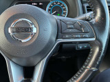 ハンドルにはオートクルーズのスイッチがありますが、運転中でも操作がしやすくなっております。