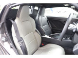 横Gを受けるワインディング走行時でも正確な運転操作ができるよう、専用のスポーツシートを開発。