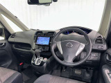 運転席まわりです。 各操作スイッチは使いやすい位置に配置されてます。
