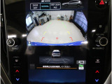 後方映像を11.6インチディスプレイに表示し、ステアリング連動ガイドラインが駐車をサポート。さらに後退時はリヤ4センサーが障害物を検知し、必要に応じてブレーキが作動します。