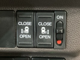 【両側パワースライドドア】両側がパワースライドドアになっており、運転席のスイッチやスマートキーでも開閉が可能です!開口部も広いので乗り降りも楽々♪