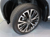 ホイールは純正アルミ、サイズは215/50R18です。