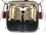 サードシートは跳ね上げて格納できます。乗車人数や荷物量などにフレキシブルに対応可能!