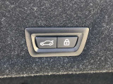 ボタン操作ひとつでトランクの開閉を可能とする電動トランクが付いております。