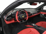 こちらは左ハンドルのお車でございます。内装色はRosso Ferrariを選択しております。