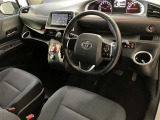 運転席周りのレイアウトをご覧ください。ナビゲーションが綺麗に装着されすっきり収まってますね!