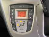 【オートエアコン】一度お好みの温度に設定すれば、車内の温度を検知し風量や温度を自動で調整。暑い&hellip;寒い&hellip;と何度もスイッチ操作をする必要はありません。快適な車内空間には必須の機能ですね♪