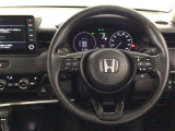 【ハンドル】運転にかかわる様々な操作を安全に行えるように視点移動が少なく操作性に配慮されたスイッチ類が凝縮されたコックピットです。