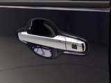電子キーをカバンやポケットに持っていれば、ドアハンドルやバックドアに付いているボタンを押すだけでドアの開閉ができます。手が塞がっている時、カバンの中からカギを探す必要がありません。