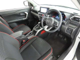シンプルで使いやすいデザインの運転席です。